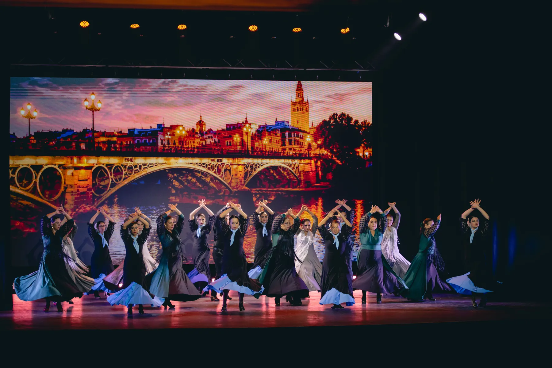 Grupo de flamenco bailando sobre el escenario